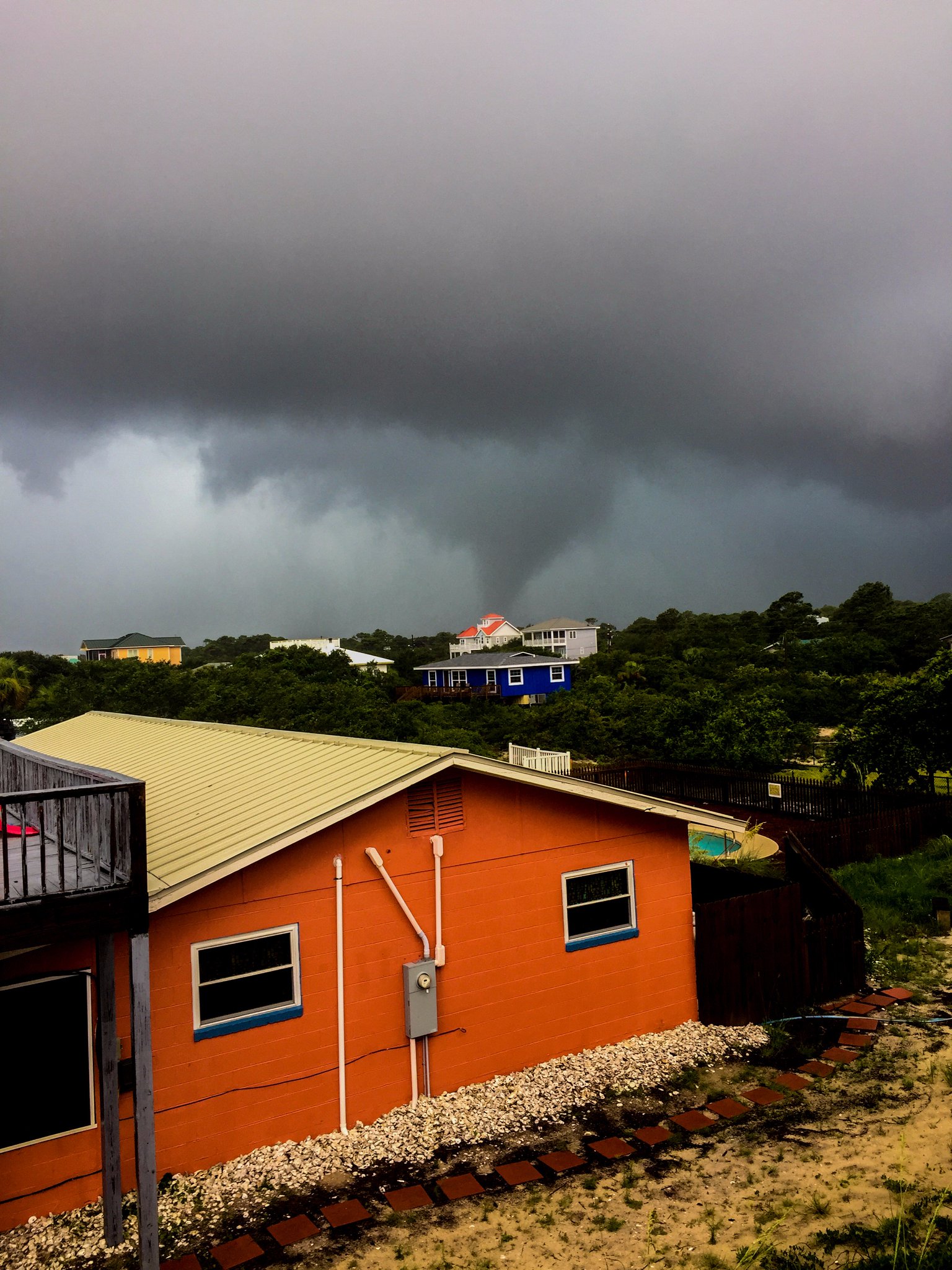 https://cdn2.hubspot.net/hubfs/604407/blog-files/tropical_waterspout.jpg-large.jpeg